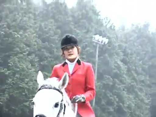 Sitting Posture · Medium shot · 自然 · Outdoor · 马术服 · 骑马 · 白马