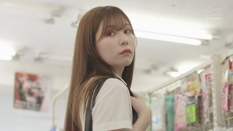 白色衬衫 · 中近景 · 便利店