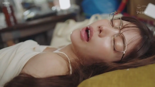 眼镜 · 脸部特写 · 卧室 · 迷离 · 喘息 · 仰卧 · 成人内容 · 白色吊带