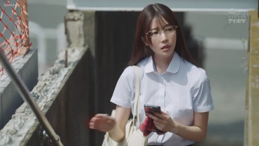 校服 · 眼镜 · 站立 · 中景 · 困惑 · 看手机 · 手机 · 楼梯口