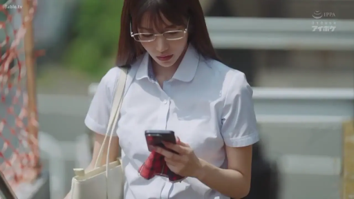 眼镜 · 专注 · 站立 · 白衬衫 · 看手机 · 手机 · 上半身 · 户外