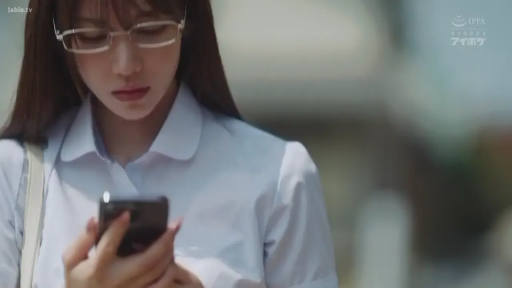 白衬衫 · 专注 · 站立 · 半身特写 · 长发 · 室外街道 · 智能手机 · 玩手机