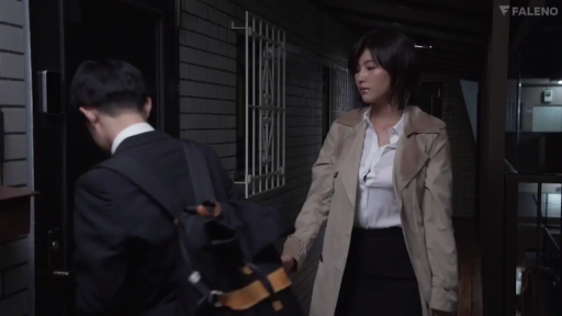 严肃 · 站立 · 半身 · 注视 · 职场 · 双肩包 · 公寓门口 · 风衣职业装