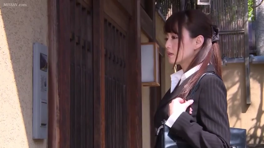 严肃 · 站立 · 职业装 · 手提包 · 户外 · 熟女 · 侧脸 · 等待