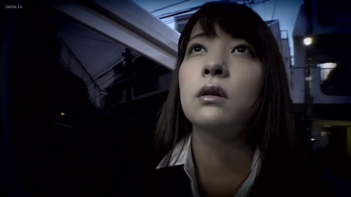 站立 · 面部特写 · 惊讶 · 夜景 · 仰望 · 西装外套 · 夜晚街道