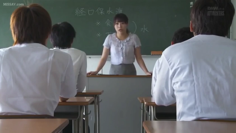 真剣 · 教室 · 站立 · ビジネススーツ · 授课 · 黑板 · 教师