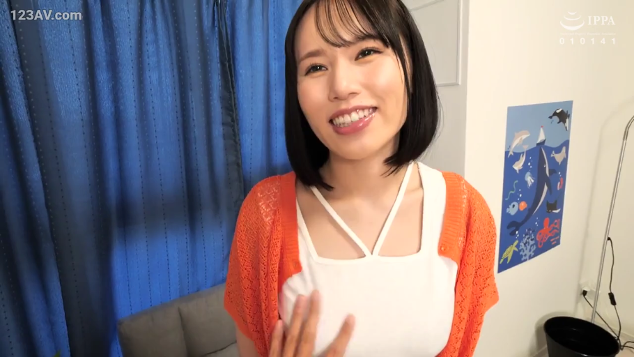 坐姿 · 卧室 · 微笑 · 床 · 白色上衣 · 交流 · 局部打码