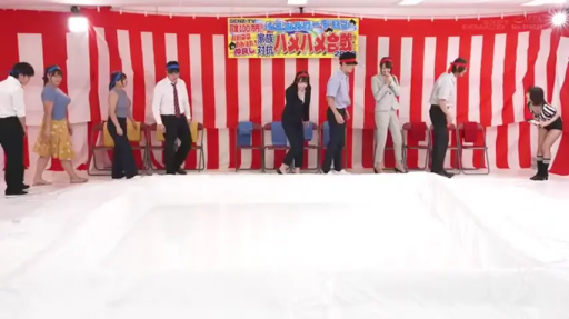 站姿 · 职业装 · 远景 · 演播室 · 多样 · 折叠椅 · 集体准备 · 综艺挑战场景