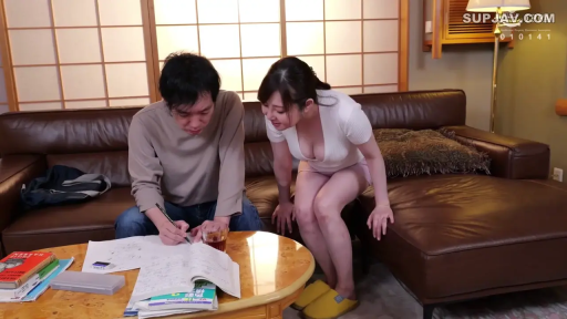 专注 · 巨乳 · 沙发 · 客厅 · 坐姿俯身 · 紧身低胸装 · 伴读