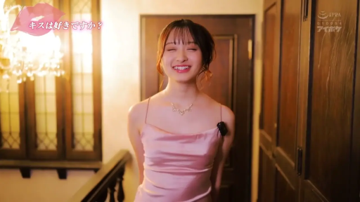 室内 · 脸部特写 · 站立 · 粉色丝绸吊带裙