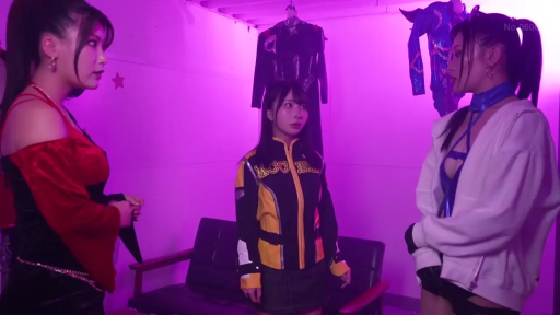 Serious · 谈话 · 挂衣架 · 角色扮演服 · 后台休息室 · 站立对视 · 紫色氛围灯