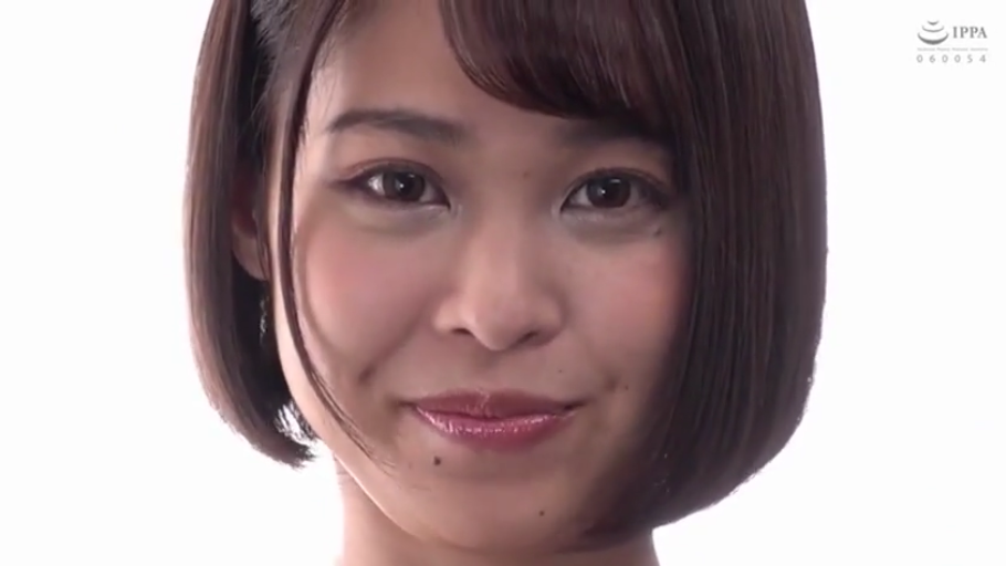 脸部特写 · 微笑 · 注视 · 正面 · 不详 · 影棚