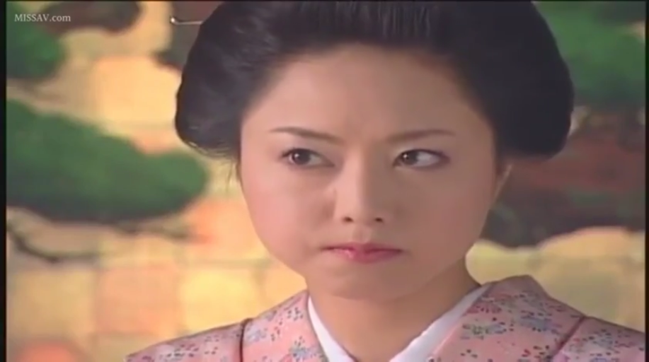 室内 · 严肃 · 脸部特写 · 正面 · 和服 · 传统发型