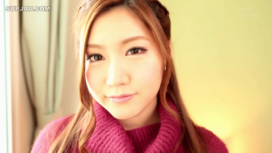 室内 · 脸部特写 · 微笑 · 注视 · 正面 · 棕色长发 · 紫色高领毛衣