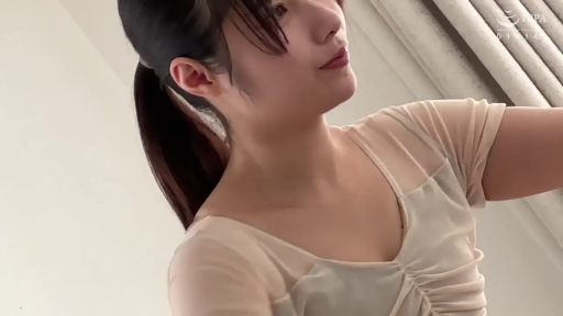 室内 · 脸部 · 平静 · 凝视 · 侧坐 · 马尾辫 · 米色透视上衣