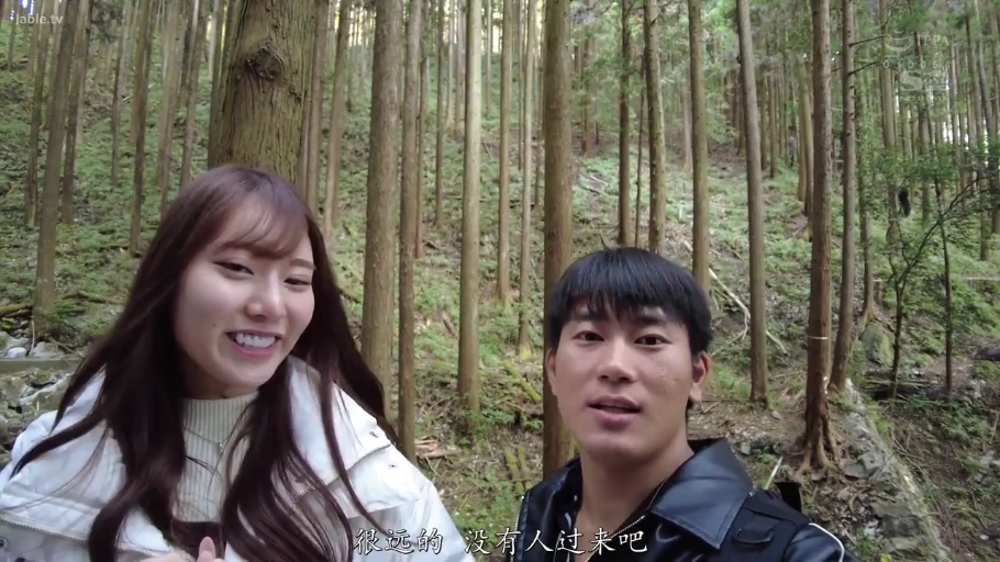 站姿 · 半身 · 森林 · 羽绒服