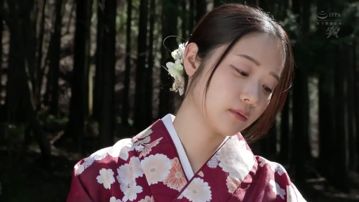 忧郁 · 低头 · 站立 · 头部特写 · 和服 · 发饰 · 森林 · 传统风