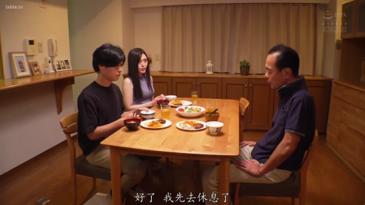 坐姿 · 严肃 · 剧情 · 餐厅 · 日常服饰 · 用餐 · 餐桌餐具