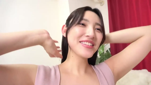 室内 · 微笑 · 面部特写 · 粉色背心 · 对视 · 长发 · 双手抱头