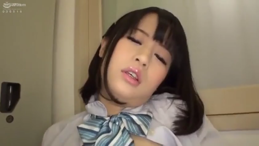 室内 · 迷离 · 面部特写 · 诱惑 · 领结 · 学生装 · 少女 · 后仰