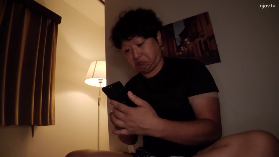 座り姿勢 · 真剣 · 单人 · 寝室 · 中景 · スマホを見る · 携帯電話 · 黑色T恤