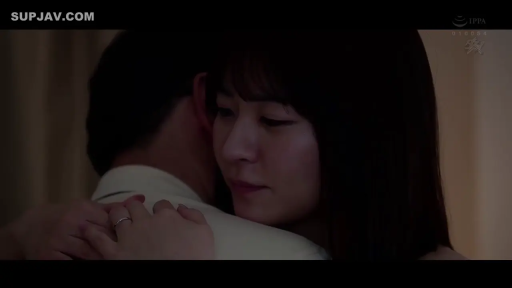 室内 · 拥抱 · 昏暗 · 头部特写 · 戒指 · 深情 · 浅色衬衫 · 依偎