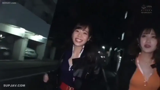 Whole body · Handbag · 交流 · 行走 · Outgoing · 休闲便装 · Night Street · 实拍