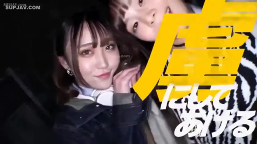 Close-up of the face · Stand · Outdoor · 注视镜头 · Sweet smile · 深色夹克 · 挂颈式耳机 · 素人合影