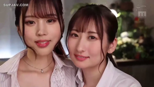 室内 · 眼镜 · 微笑 · 面部特写 · 灰色高领毛衣 · 水印 · 正脸 · 咬眼镜腿