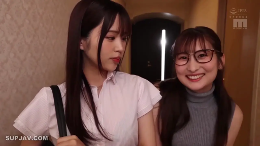 眼镜 · 站立 · 中景 · 微笑 · 面对镜头 · 衬衫 · 走廊 · 亚洲女性