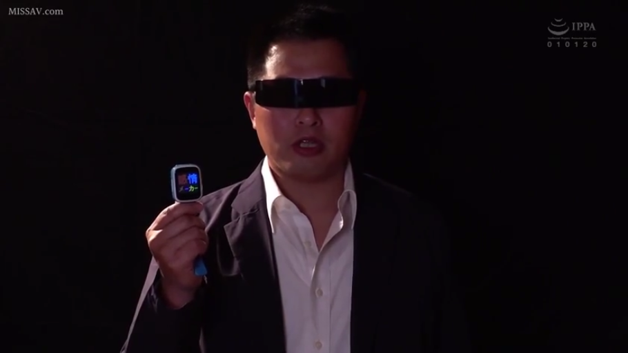 室内 · 面部 · 站立 · 展示 · 平静 · 西装 · 男性 · 电子设备