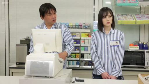 严肃 · 站立 · 中景 · 便利店 · 条纹工作制服 · 职场剧情 · 对话交流 · 收银机