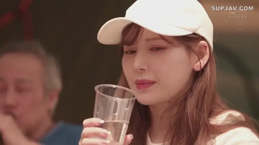 Indoor · Sitting Posture · Melancholy · Close-up of the face · Mature woman · 棒球帽 · 塑料杯 · 拿杯子