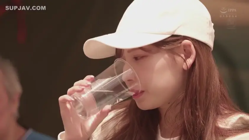 臉部特寫 · 自然 · 户外 · 侧坐 · 饮水 · 白色棒球帽 · 透明塑料杯