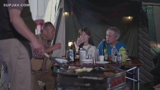 坐姿 · 自然 · 休闲装 · 酒瓶 · 多人 · 饮酒 · 帐篷