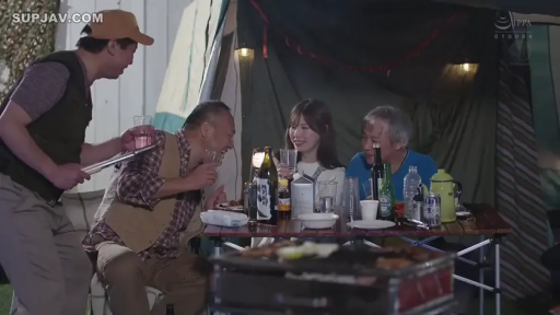 中景 · 多人 · 休闲服 · 大笑 · 围坐 · 聚餐饮酒 · 烧烤架 · 露营地