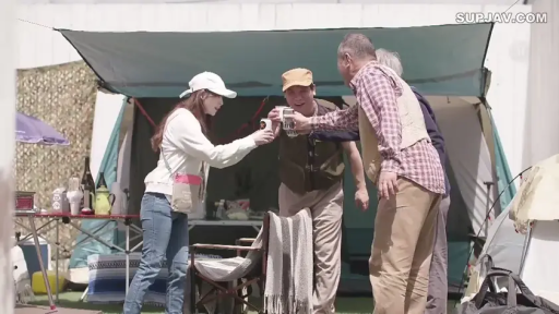 全身 · 愉悦 · 站姿 · 干杯 · 户外日光 · 露营地 · 休闲户外装 · 帐篷与杯子