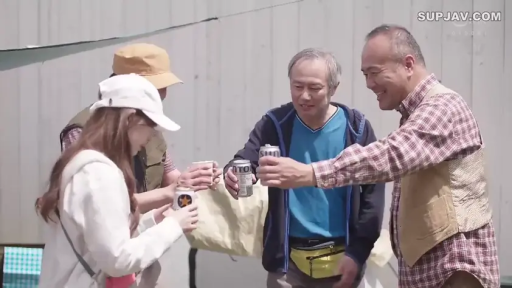 站立 · 中景 · 微笑 · カジュアルウェア · 屋外 · 易拉罐 · 熟汉 · 乾杯