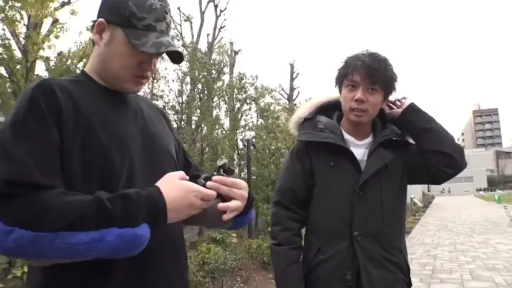 站立 · 中景 · 自然 · 交流 · 户外 · 公园 · 摄像机 · 冬装