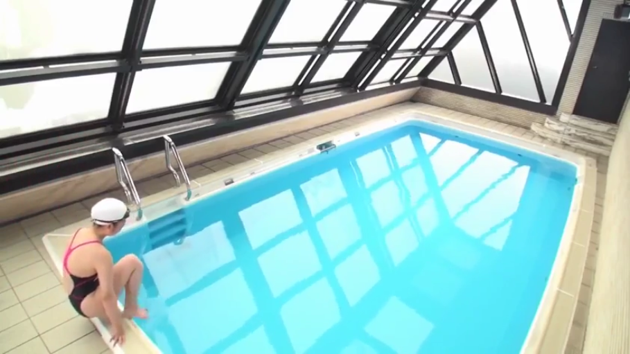 全景 · 连体泳衣 · 室内游泳池 · 池边坐姿 · 准备下水 · 泳池扶梯