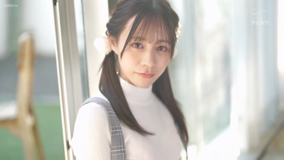 露乳 · 专注 · 全裸 · 站立 · 中景 · 户外 · 指点