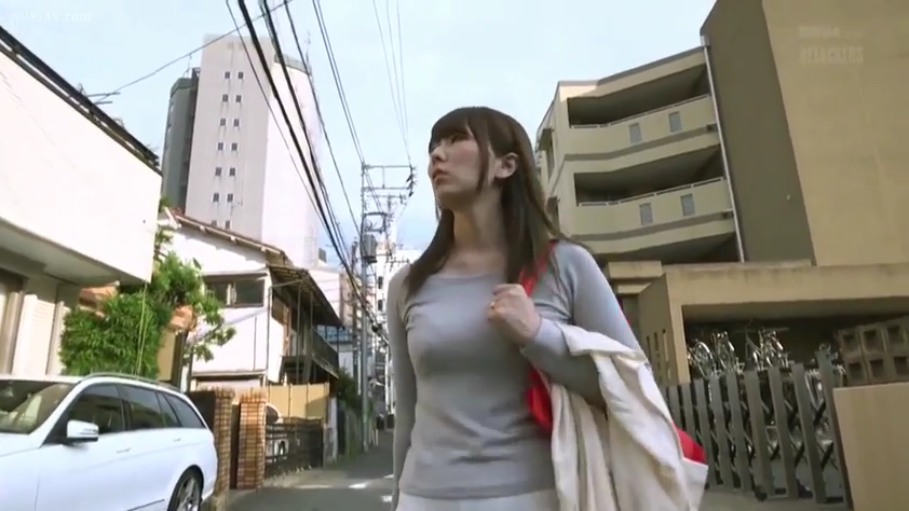 站立 · 中景 · 户外街道 · 灰色紧身上衣