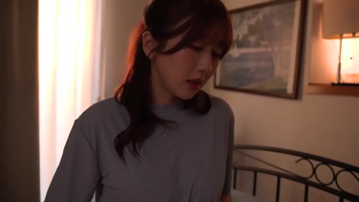 室内 · 低头 · 卧室 · 站立 · 中景 · 台灯 · 灰色T恤 · 忧伤