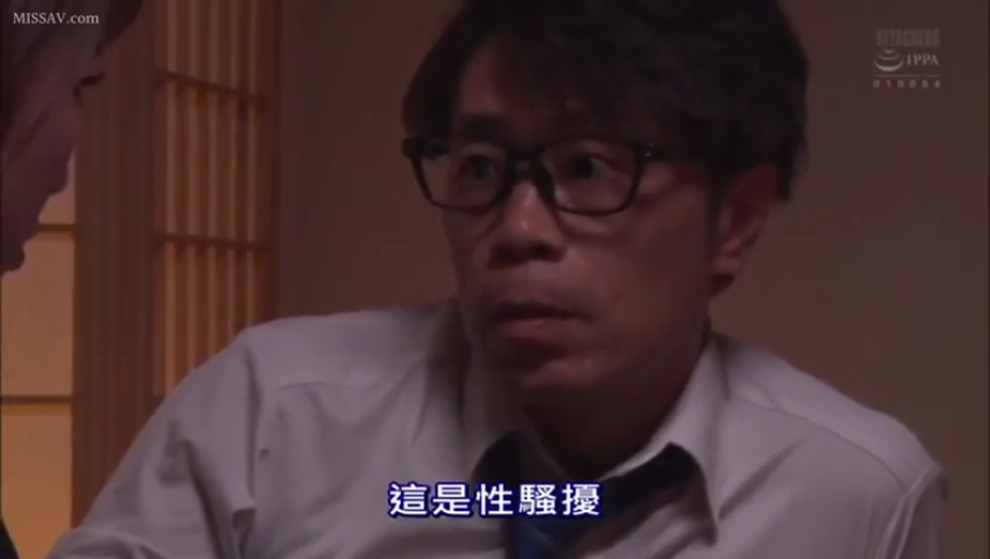 室内 · 坐姿 · 胸部特写 · 半裸 · 吮吸乳房 · 平和 · 展示柜 · 男方背影