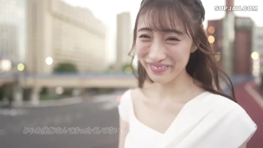 站立 · 微笑 · 白色上衣 · 头部特写 · 开心 · 背景虚化 · 户外街道