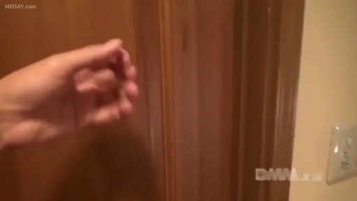 一人称視点 · 站立 · 走廊 · 未知 · 木门 · 手部特写 · 敲门