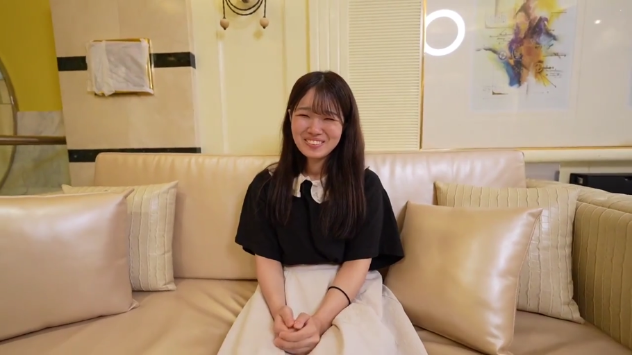 座り姿勢 · 中景 · 微笑 · ホテルルーム · 长发 · 靠枕 · 坐着 · 黑色短袖上衣