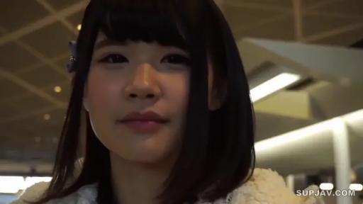 脸部特写 · 白色蕾丝上衣 · 注视 · 黑发 · 平静表情 · 室内公共场所 · 正面面对镜头 · 紫色花朵发夹