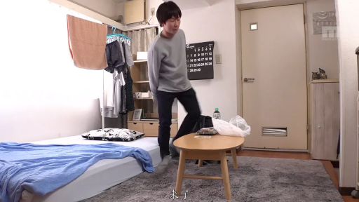 卧室 · 站立 · 休闲装 · 桌子 · 平淡 · 男性 · 走动