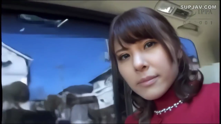 室内 · 面部 · 侧身 · 白色上衣 · 剧情 · 注视 · 惊恐